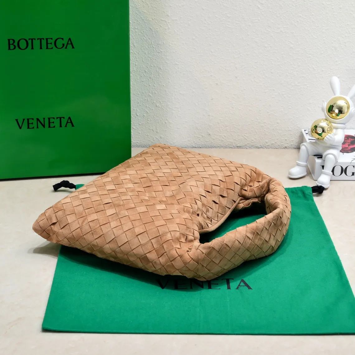 Batch 1860 #Bv New small size HOP bag - nubuck leather is here👇The bag body and handles are made of a whole piece of woven leather. The bag body is soft and lazy. Hop symbolizes the praise of innovation and eternal craftsmanship [love]. The pyramid silhouette combines practicality and fashion. It is modern and casual. The double-sided closure design of the bag mouth is more convenient and safe! The cowhide texture also makes the bag more wear-resistant and durable. A must-have for fashionable ladies who like minimalism yet comfortable and casual! Size: 41x20.5x7.5, Model: 3966#